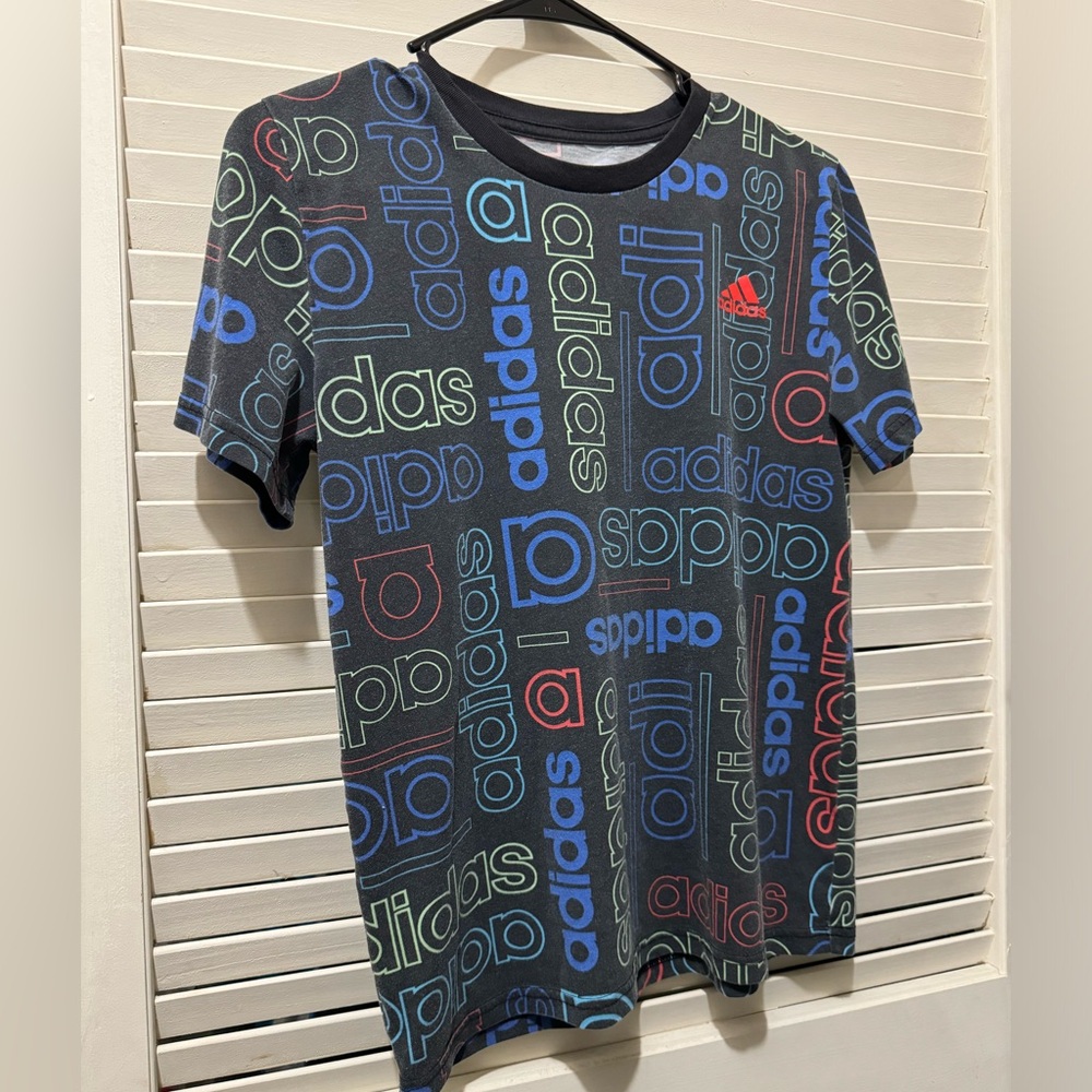 Adidas Shirt Youth Medium Black Short Sleeve Logo Repeat All Over Print GUC